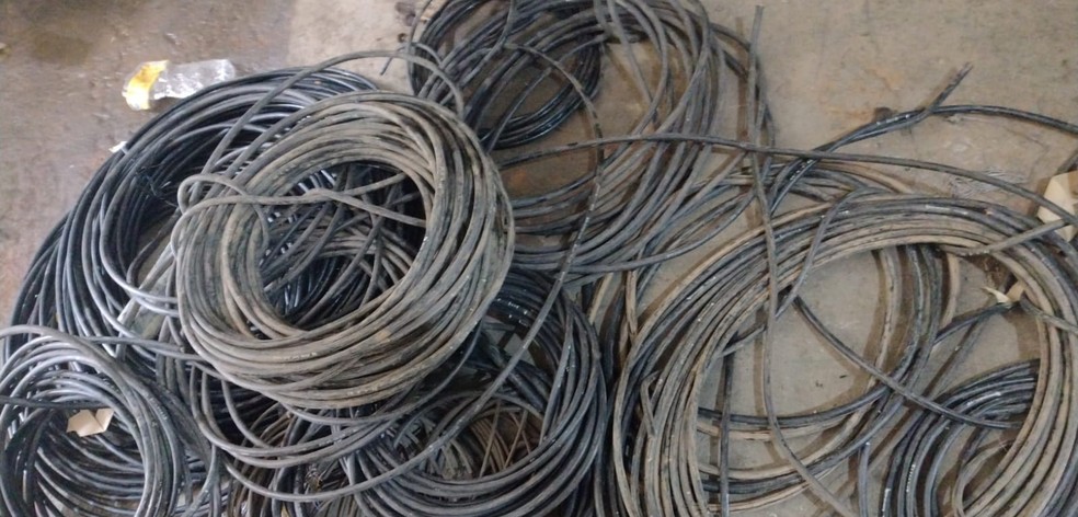 Fios foram encontrados em um galpão no bairro de Arraial do Retiro em Salvador — Foto: Divulgação/DEPOM