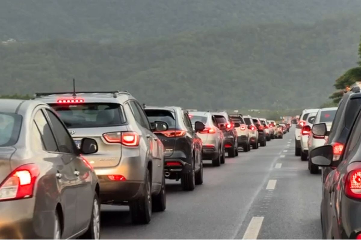 Rodovias de SP registram filas e trânsito intenso entre litoral e capital na véspera do fim de semana