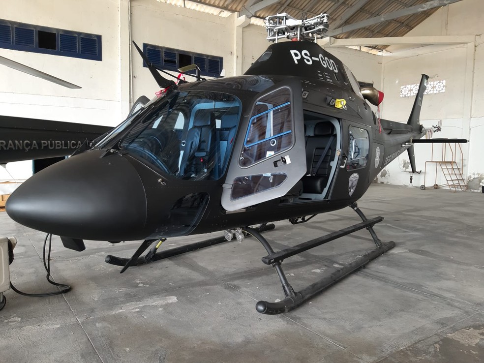Helicóptero Potiguar 02, em montagem no hangar do Centro Integrado de Operações Aéreas (Ciopaer) — Foto: Sesed/Divulgação