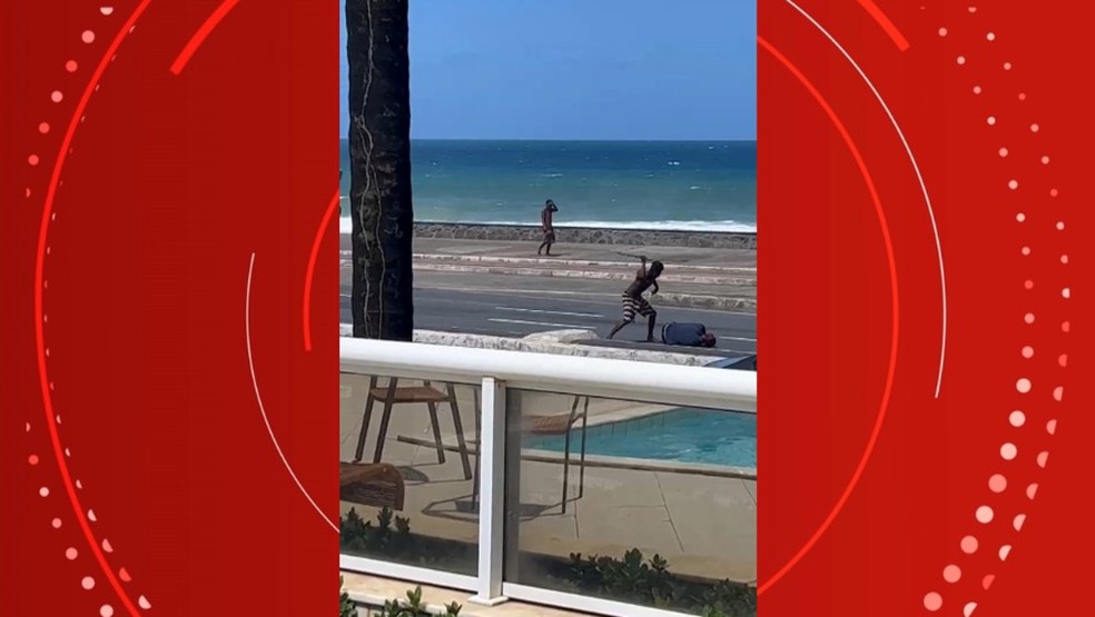 Catadores de material reciclável são detidos após atacar suspeito de roubo com facão em Salvador — Foto: Reprodução/TV Bahia