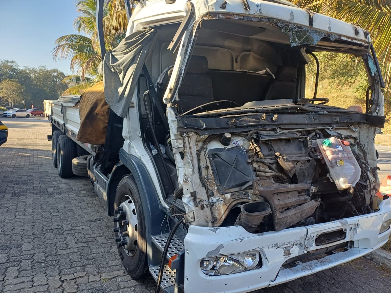 Motorista de caminhão fica preso às ferragens em acidente com carreta na Via Dutra, em Itatiaia
