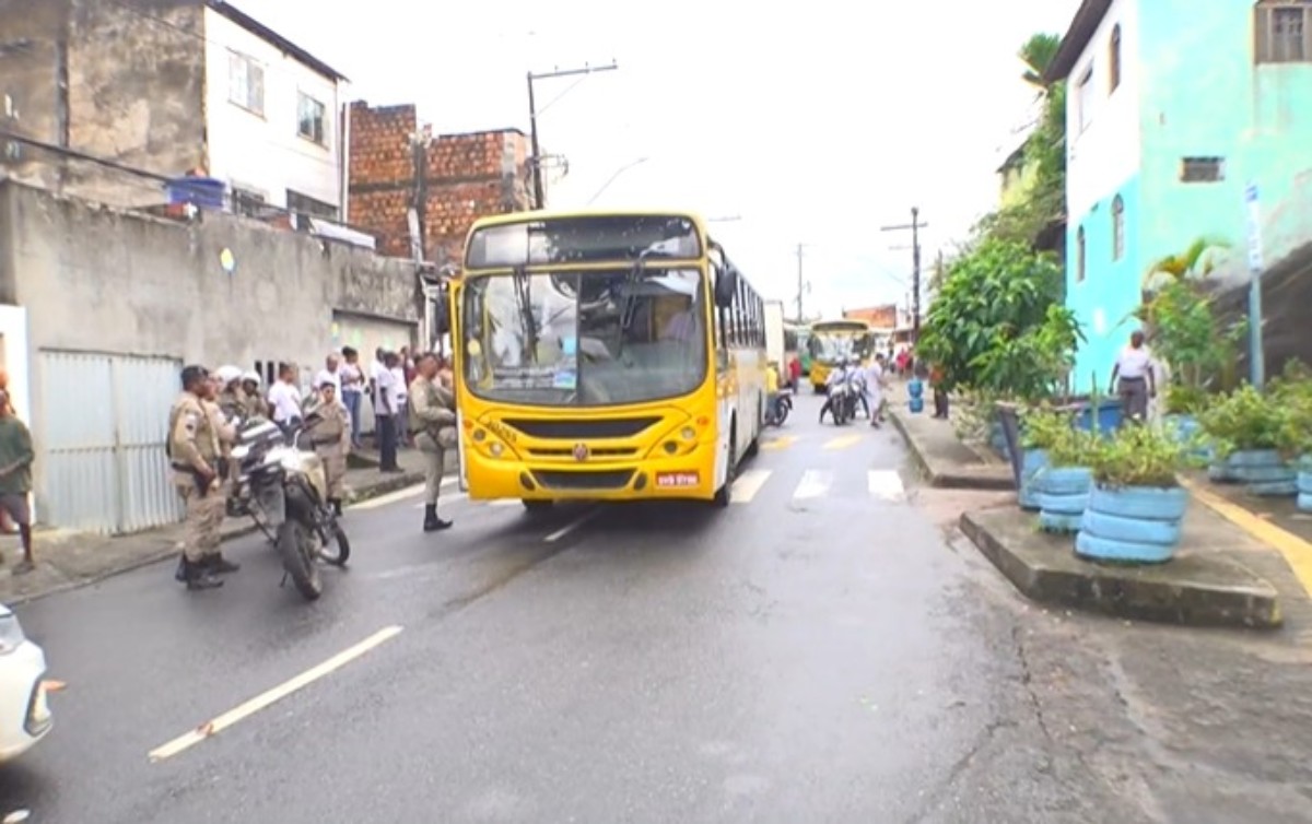 Passageiro reage e homem é morto a tiros durante tentativa de assalto a ônibus em Salvador