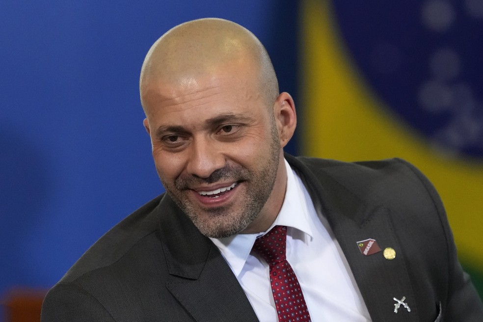 O deputado Daniel Silveira, condenado pelo STF, durante evento com Bolsonaro no Palácio do Planalto em 27 de abril — Foto: Eraldo Peres/AP Photo