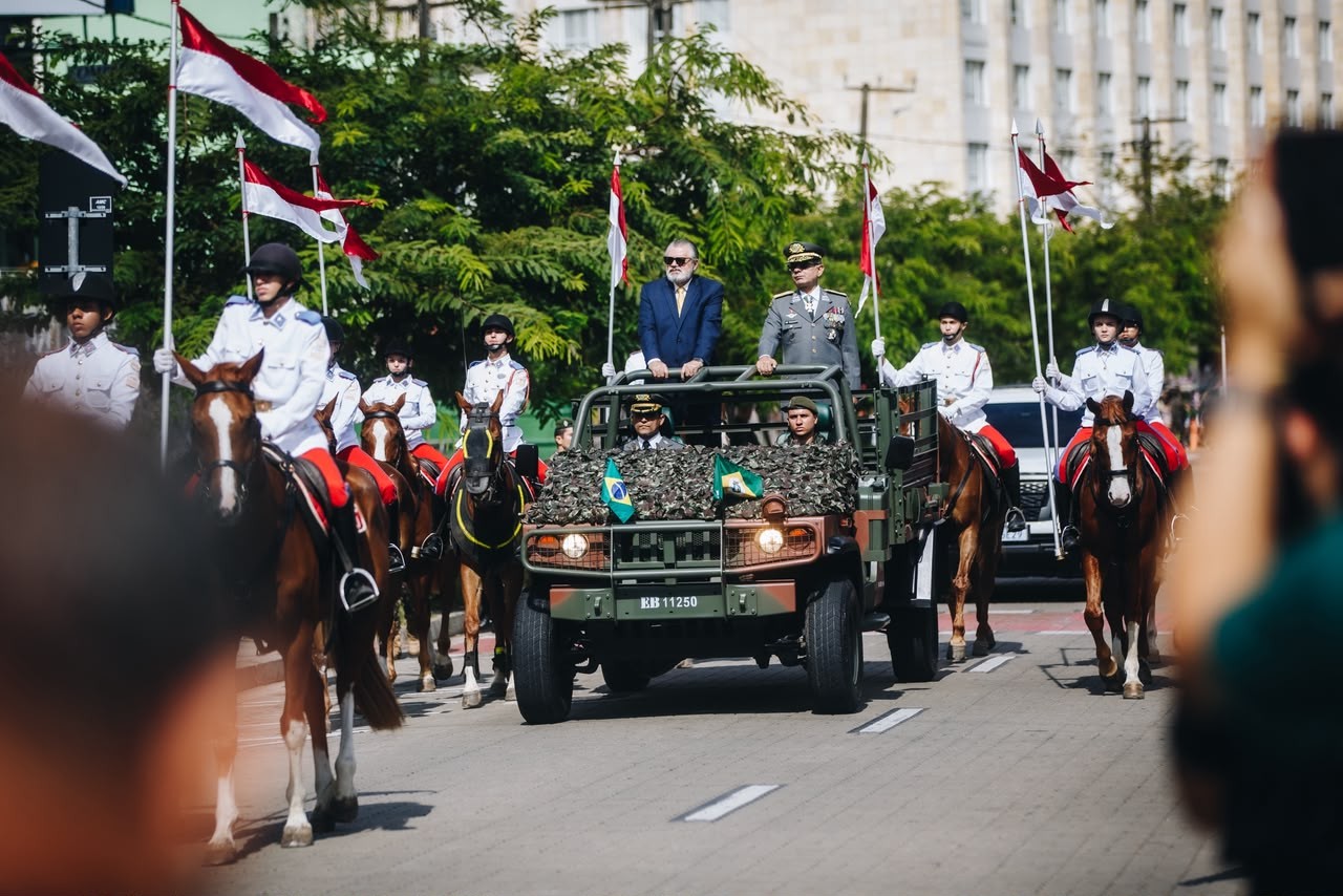 Desfile de 7 de Setembro reúne militares, estudantes e espectadores na Av. Beira Mar