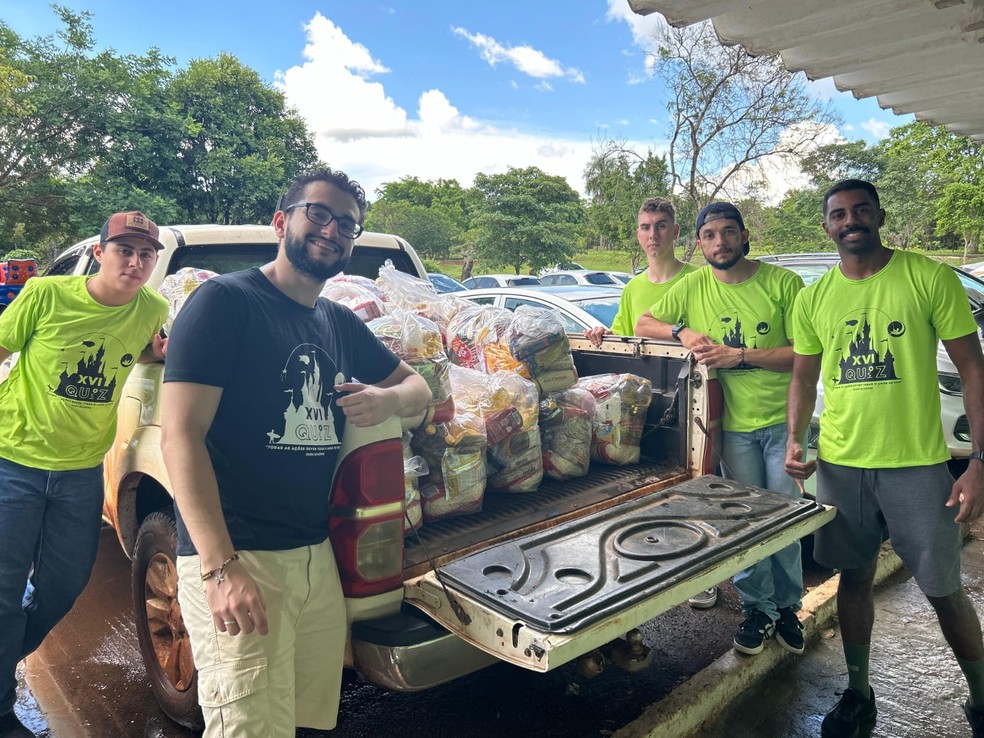 Arrecadação das doações faz parte de desafios de gincana desenvolvida pelo movimento Decolores. — Foto: Divulgação/Decolores