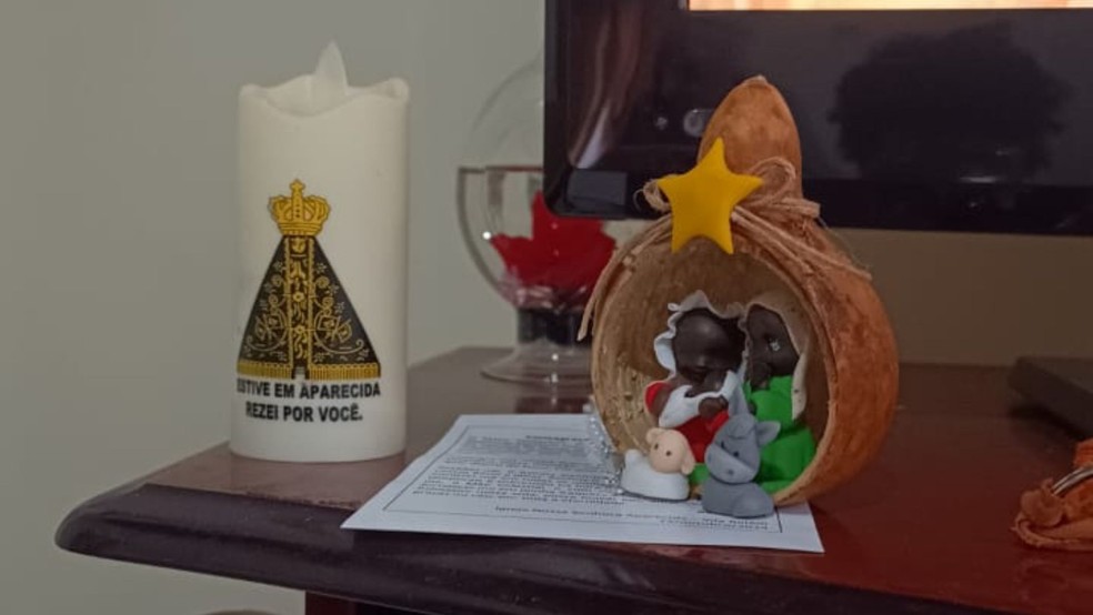Presépio ficou em um lugar especial de sua casa, ao lado da vela de Nossa Senhora Aparecida — Foto: Arquivo pessoal
