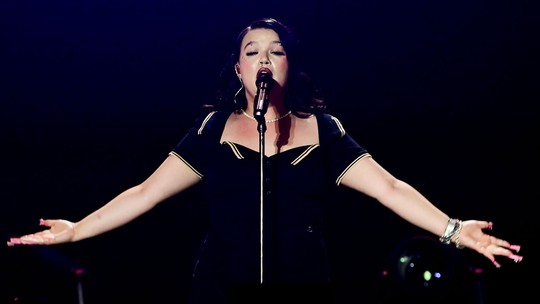 Lola Young estreia no Brasil com vocal rasgado e bom show cru