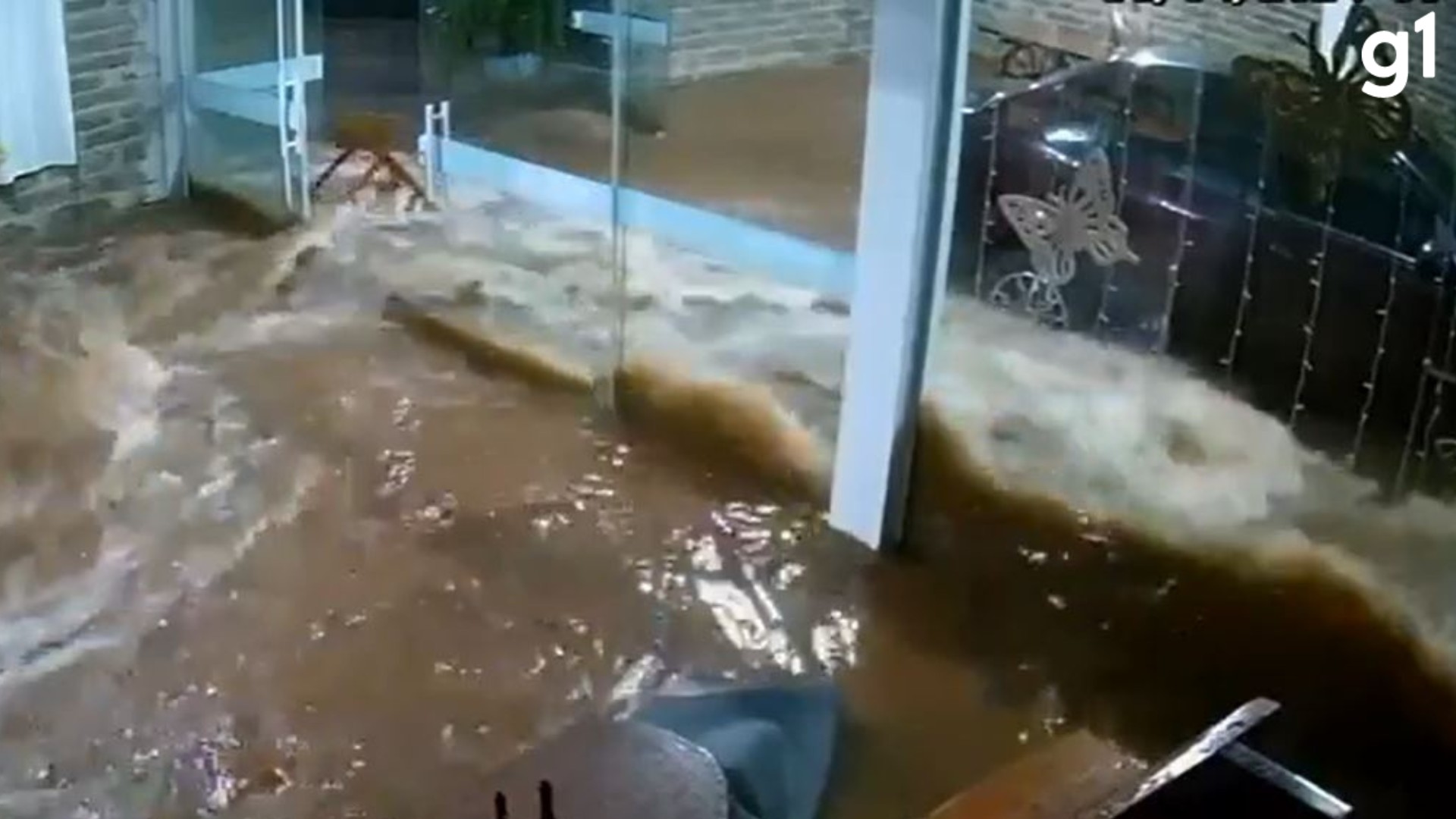 Correnteza avança, arrasta móveis e inunda hotel em segundos no RS; VÍDEO