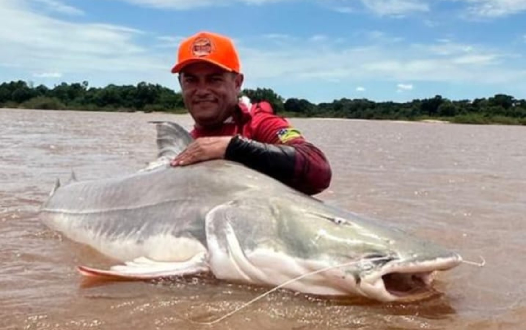 Guia de pesca pega peixe de 120 quilos e com cerca de 2 metros no Rio Araguaia