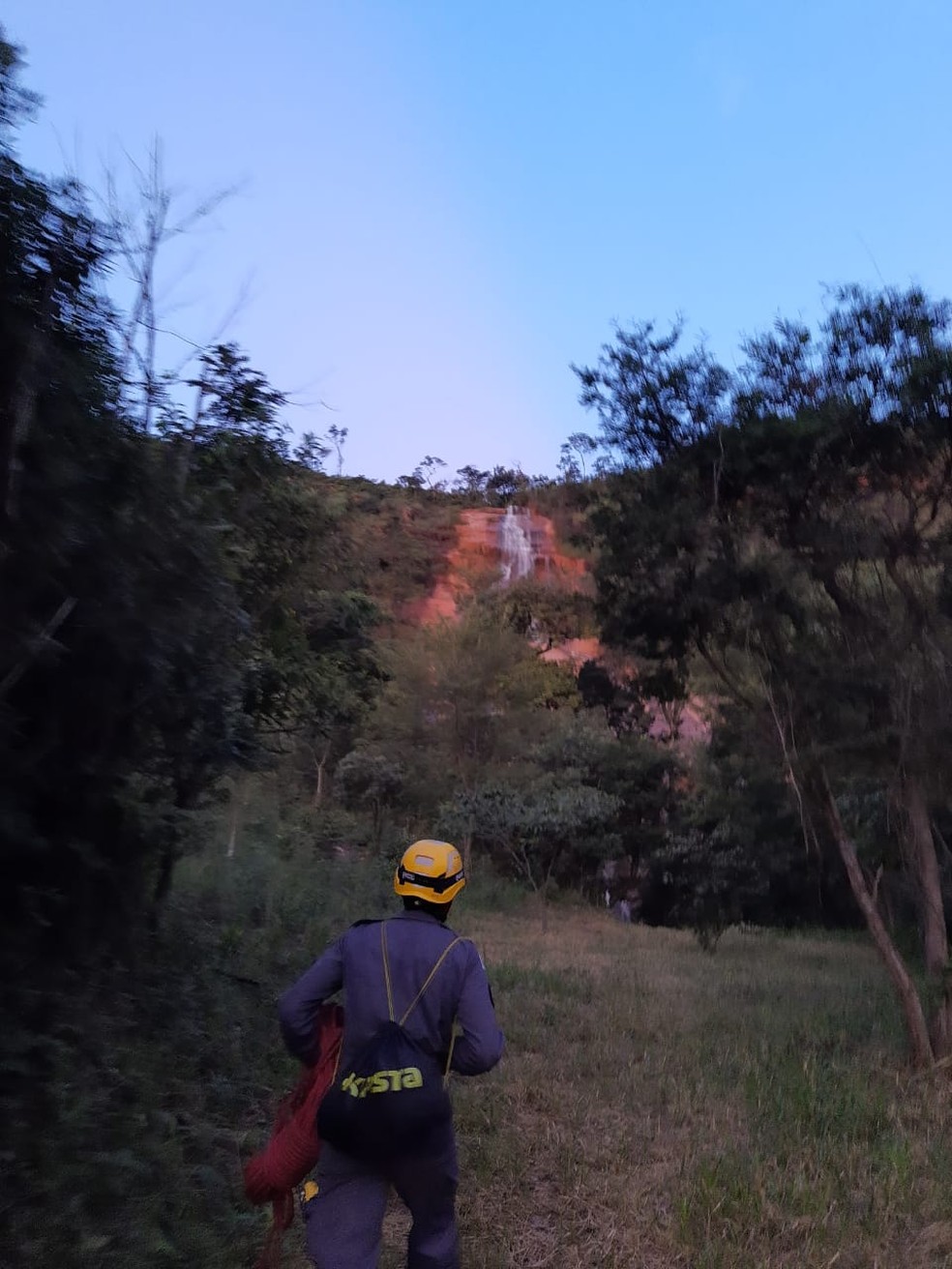 Jovem caiu quando tentava tirar uma selfie — Foto: Corpo de Bombeiros / Divulgação