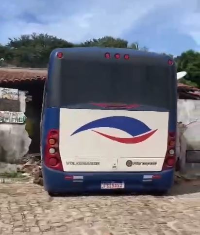 Casa fica destruída após ser atingida por micro-ônibus desgovernado em Pipa