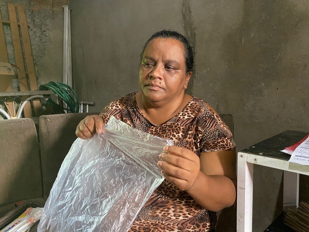 Leila Tavares, de 44 anos de idade, vive com bolsa de colostomia há 9 anos e improvisa sacos plásticos na falta de bolsas adequadas — Foto: Pedro Trindade/Inter TV Cabugi