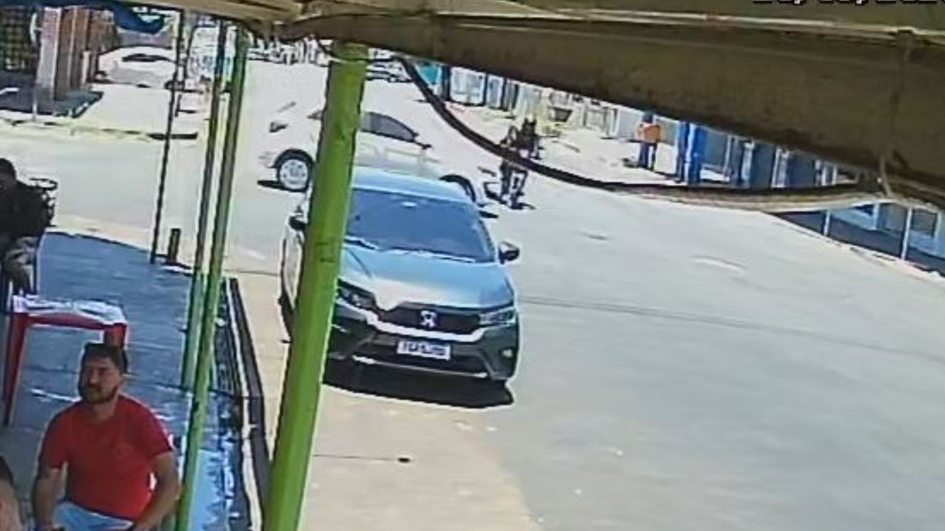 Entregador de app é arremessado de moto após colisão com carro no Centro de Macapá; VÍDEO 