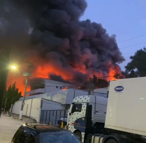 Galpão pega fogo em Itapevi, na Grande São Paulo
