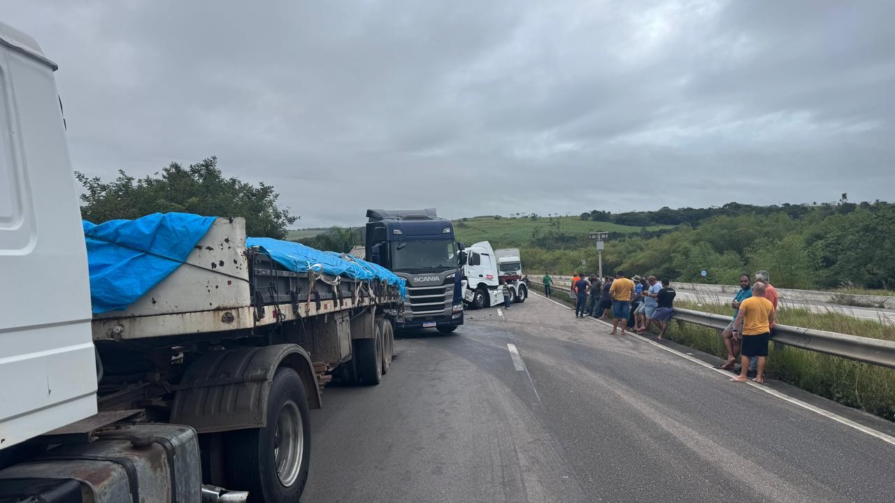 Accident between two trucks closes part of BR-101 in Caaporã, PB