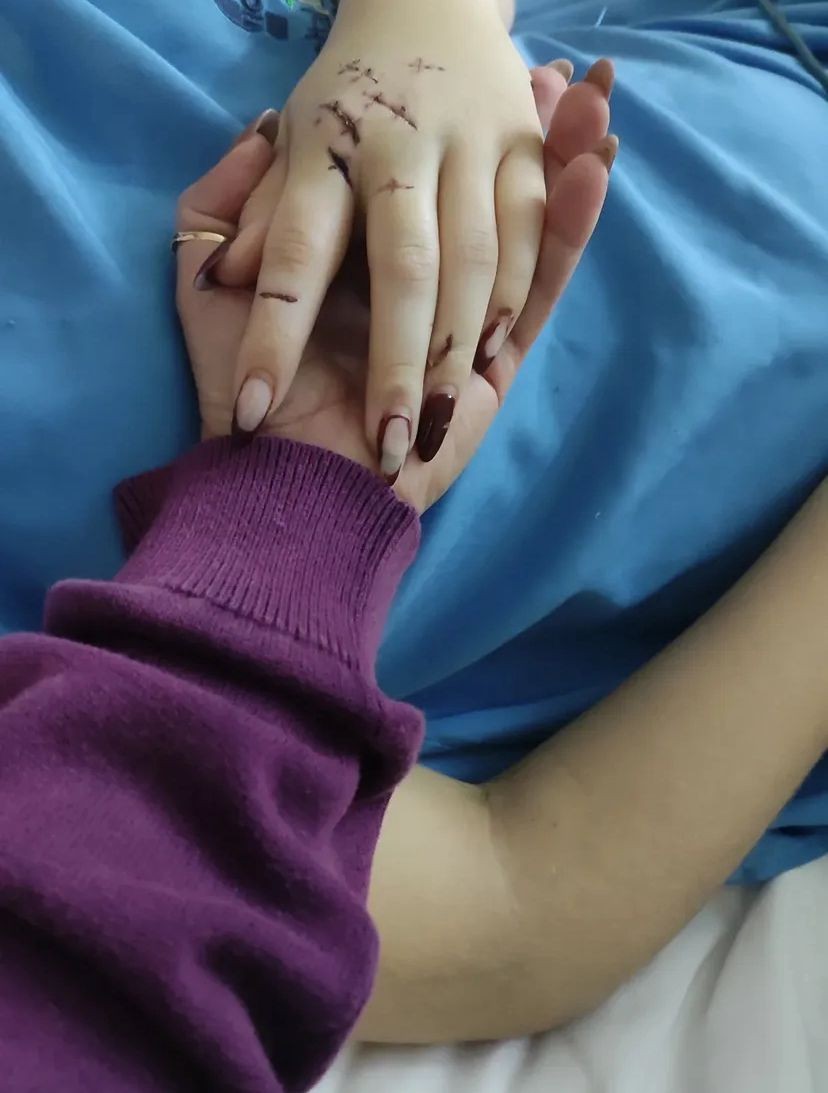 Jovem esfaqueada no RJ passa a respirar sem auxílio de aparelhos, diz mãe