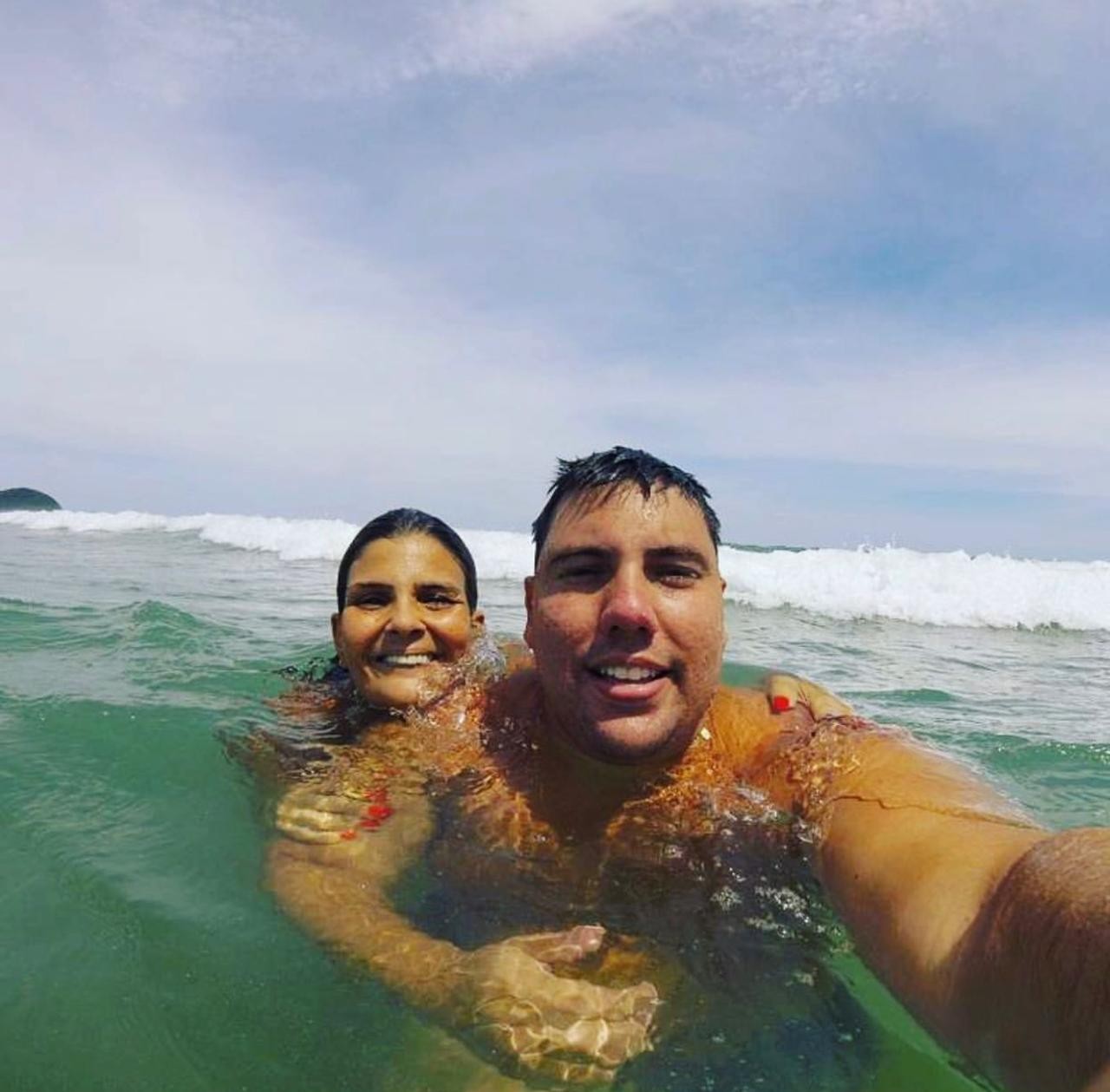 Mãe eterniza história do filho em livro após perdê-lo em assalto e persevera para transformar dor em propósito: 'Sou uma sobrevivente'