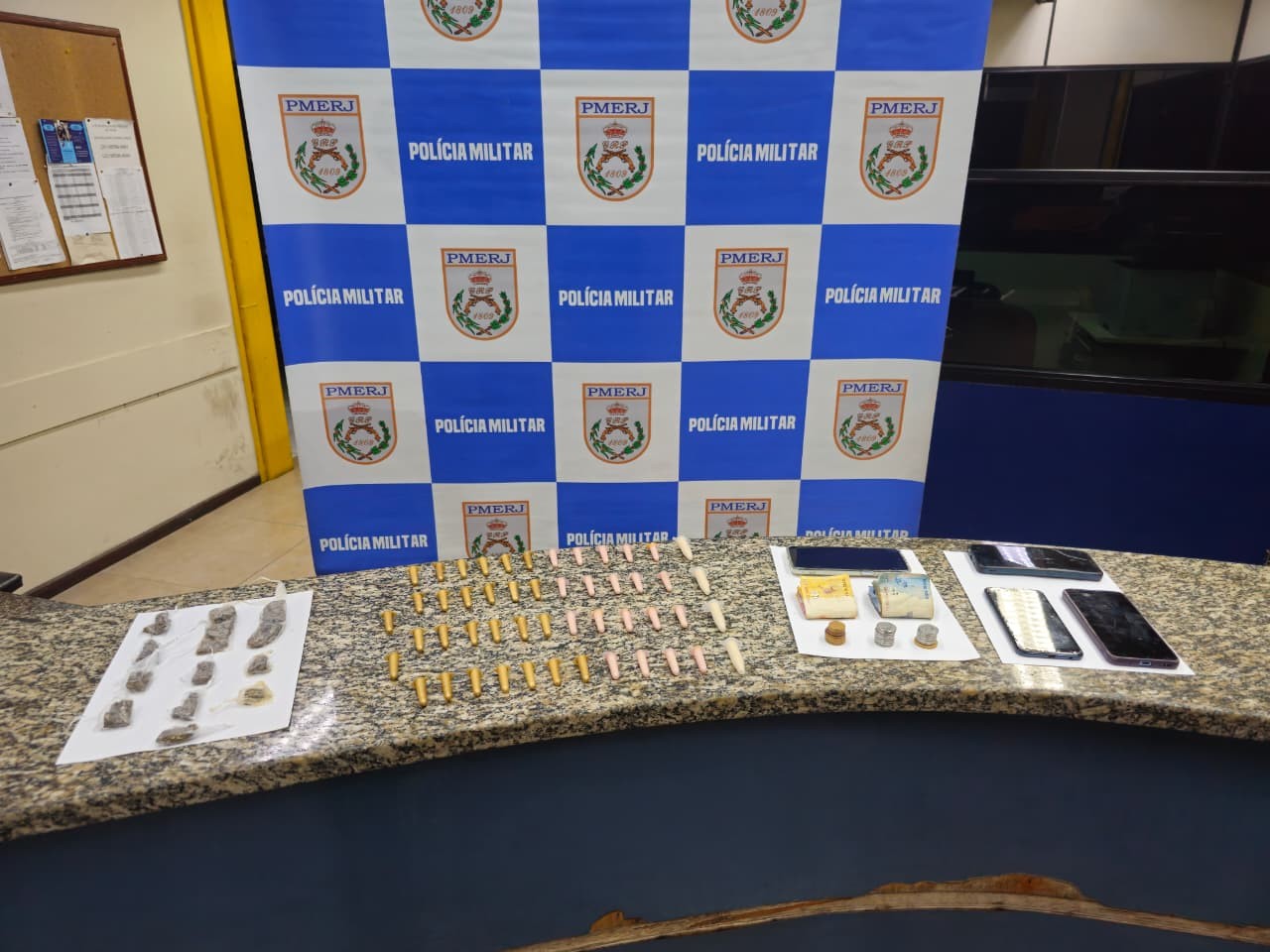 Seis homens são presos e adolescente apreendido com drogas em Barra Mansa