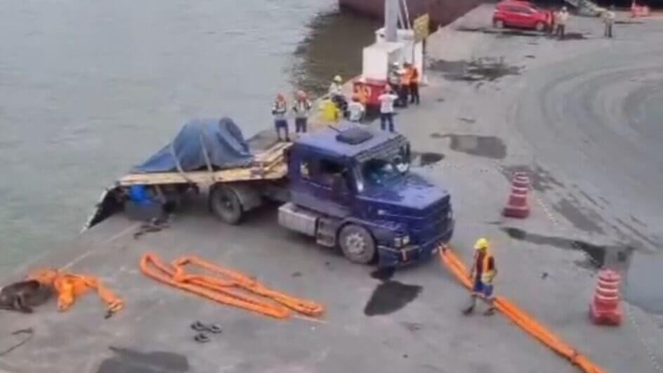 Caminhão perde os freios, derruba parte da carga na água e quase cai no mar em porto de SC