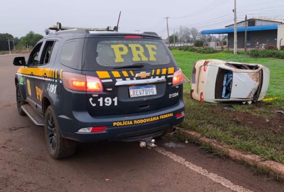 Carro capotou durante perseguição em Campo Grande — Foto: Polícia Rodoviária Federal