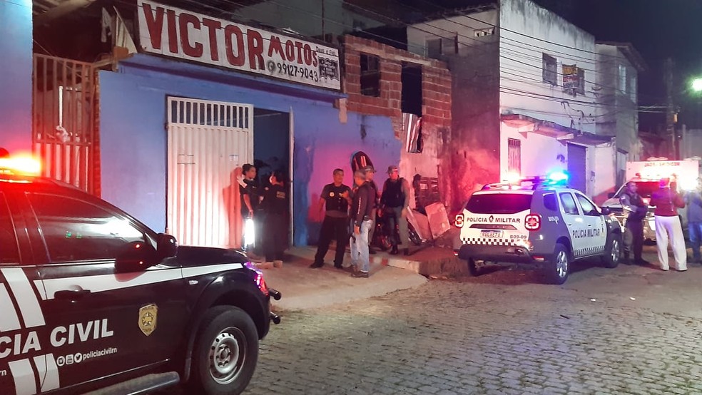 Dono de oficina foi morto a tiros no local de trabalho, em Natal &mdash; Foto: S&eacute;rgio Henrique Santos/Inter TV Cabugi