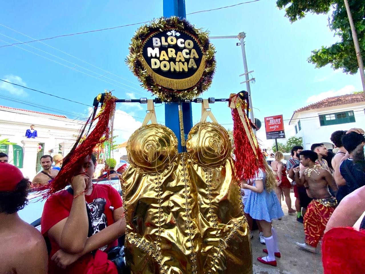Bloco Maracadonna leva hits de Madonna às ladeiras de Olinda com estandarte de corpete gigante