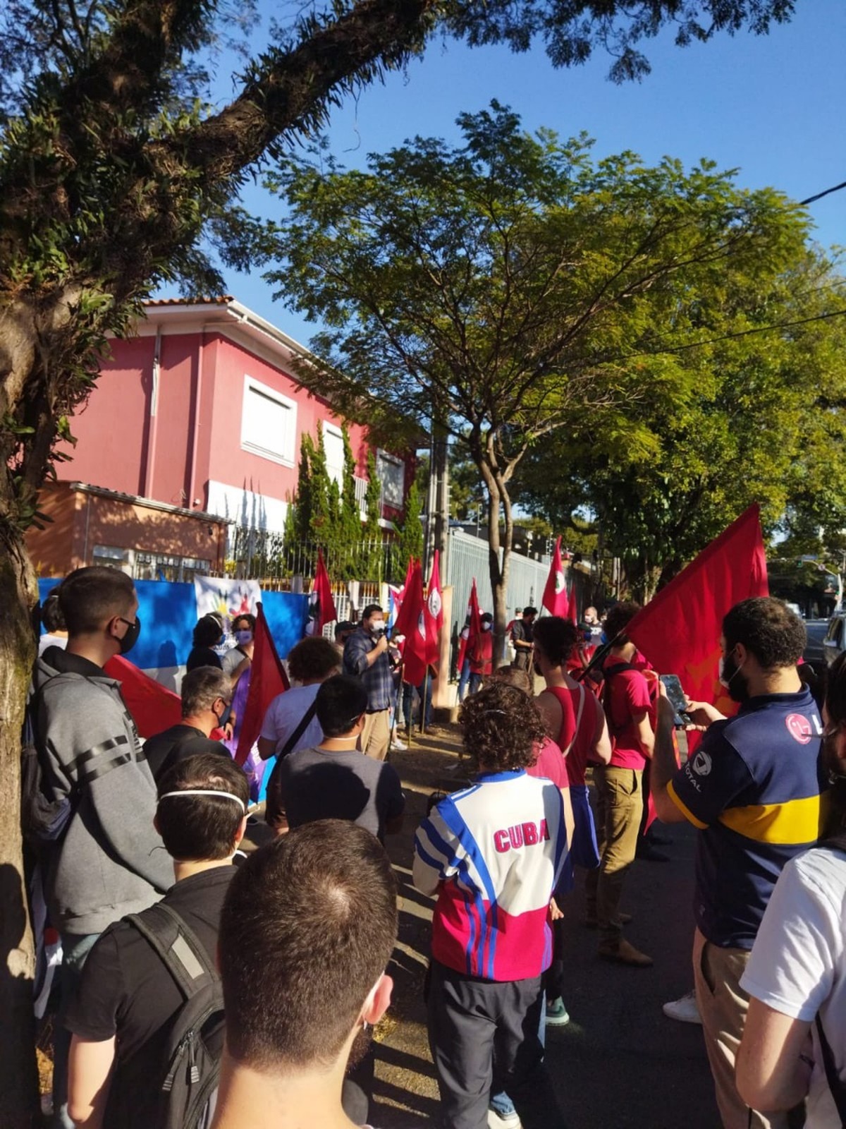 Manifestantes Fazem Protesto Em Apoio Ao Governo Cubano Em Frente Ao Consulado Em Sp São Paulo 6758