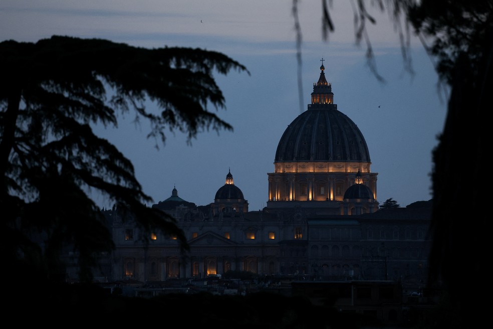A cúpula da Basílica de São Pedro, vista de Roma — Foto: REUTERS/Kai Pfaffenbach