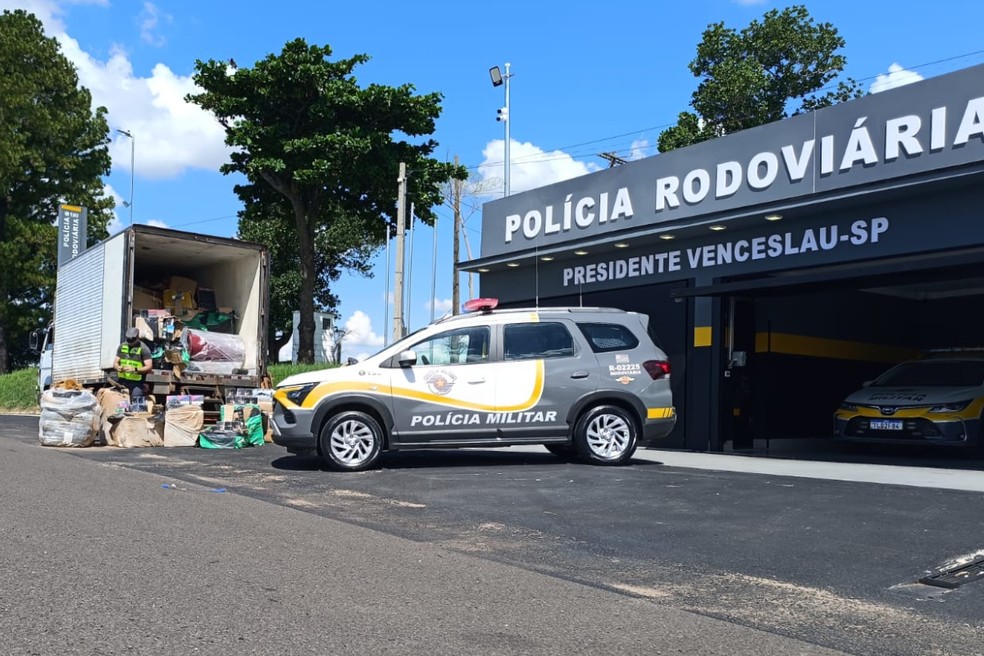 Em Presidente Venceslau, produtos foram localizados em um caminhão — Foto: Polícia Rodoviária/Divulgação