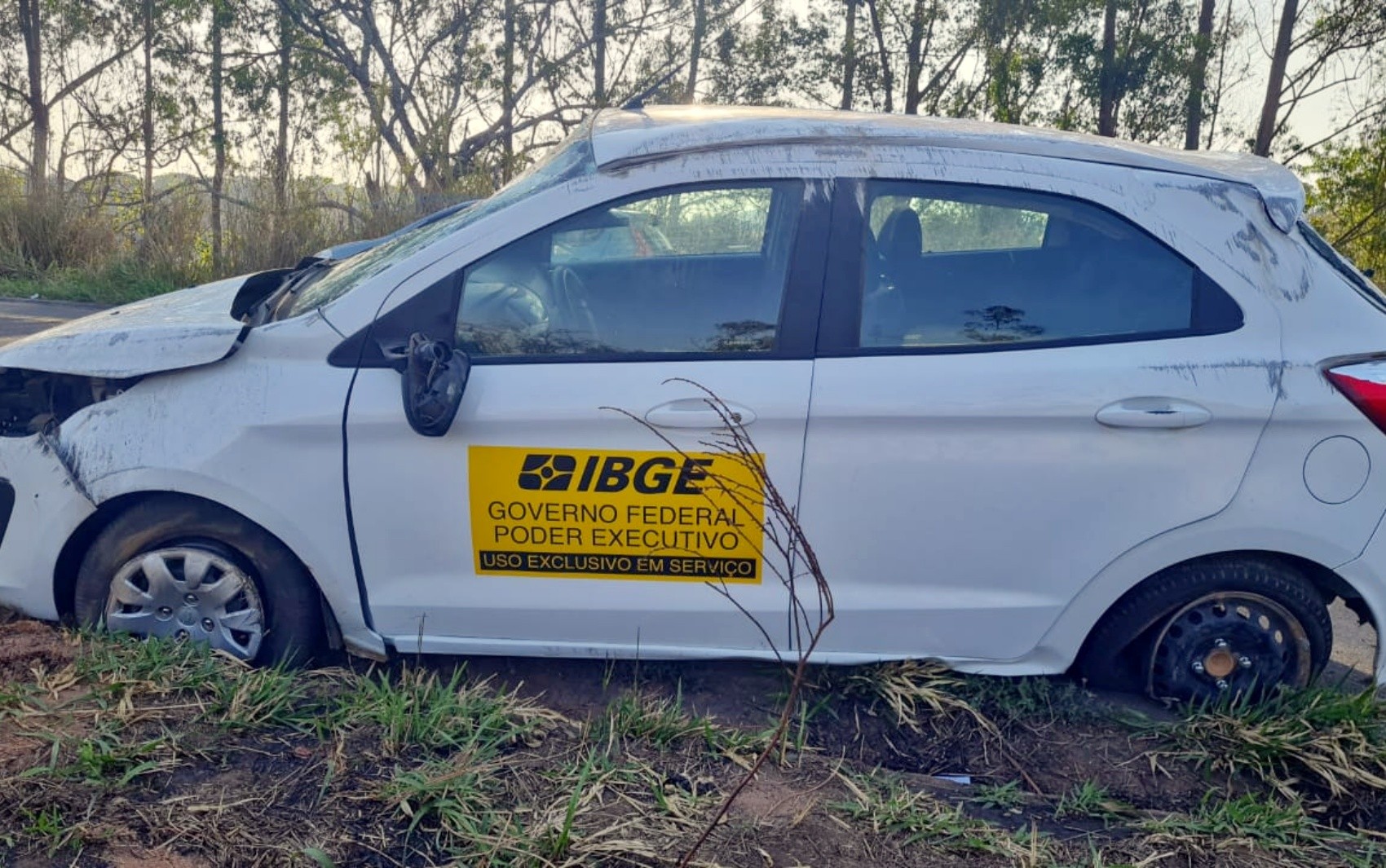 Mulher sofre ferimentos graves após capotar carro na MG-184, em Alterosa