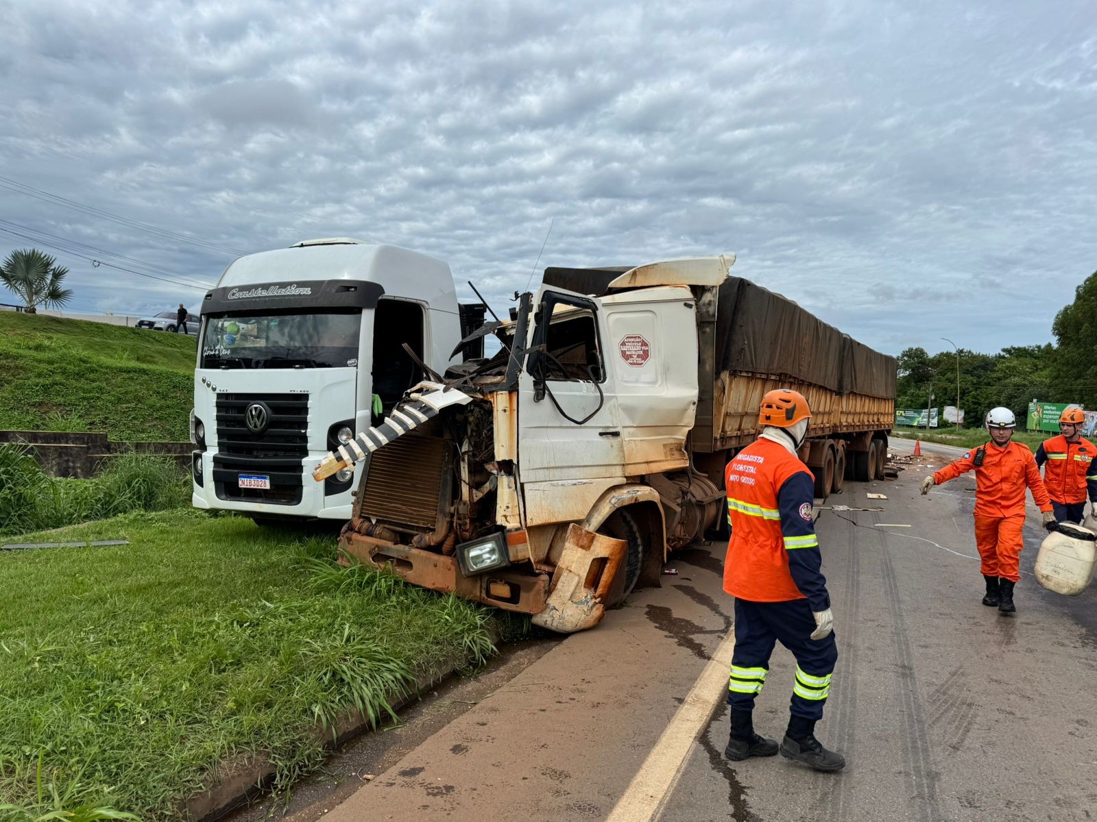 Acidente entre três caminhões deixa um morto e um ferido na BR-163 em MT