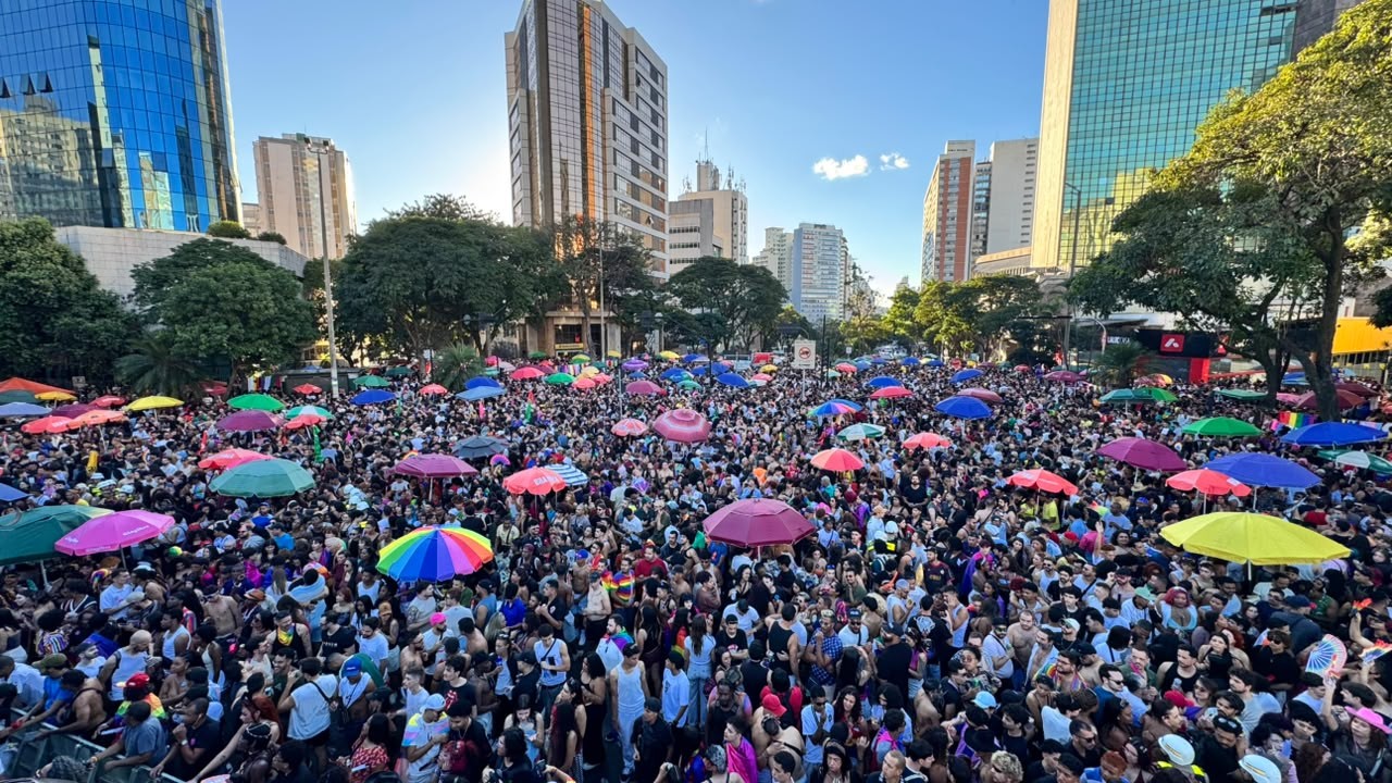 Parada do Orgulho LGBTQIA+ de BH reúne multidão em sua 27ª edição