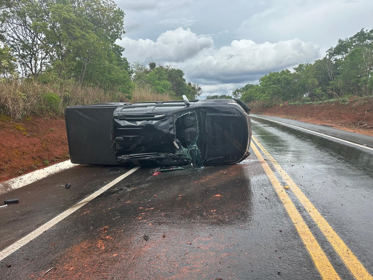 Duas pessoas ficam feridas em tombamento de caminhonete na BR-365