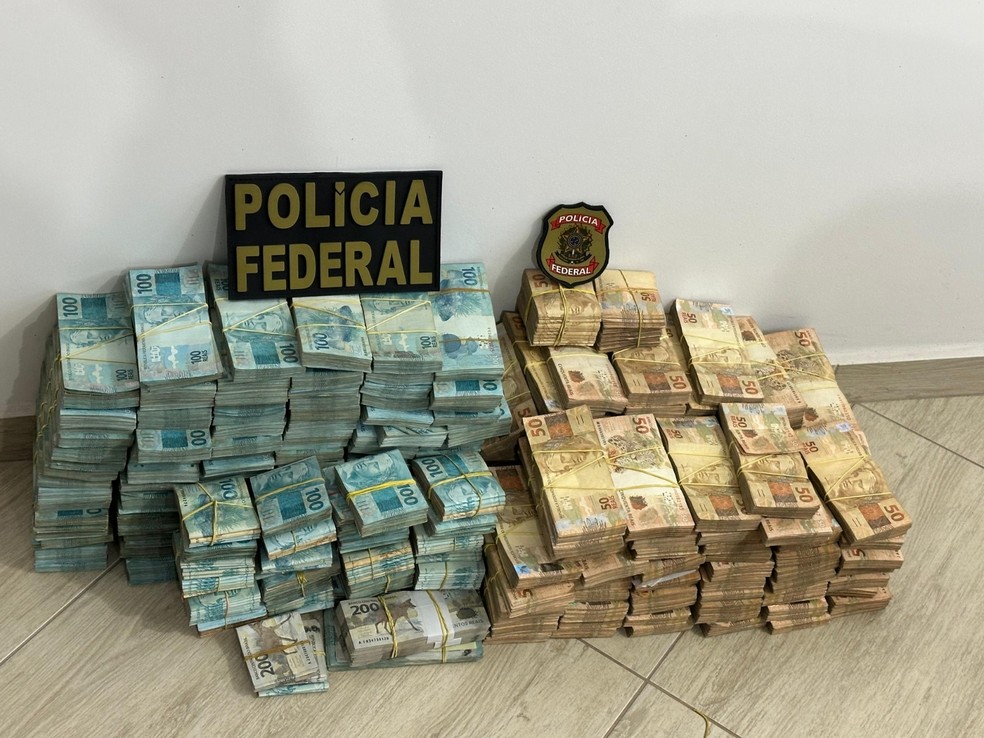 Dinheiro apreendido pela Polícia Federal com servidor da Alesp no dia 7 de julho  — Foto: Divulgação/PF