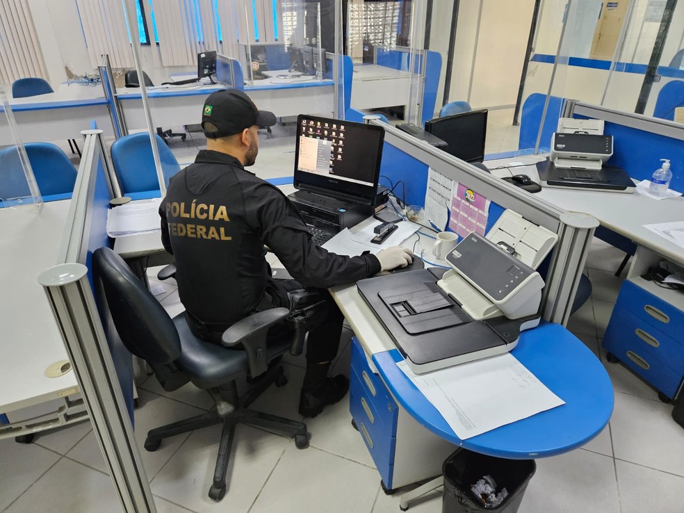 Estagiárias de uma agência da Previdência Social de Maracanaú são suspeitas de liberarem empréstimos fraudulentos sem o consentimento das pessoas que teriam o INSS descontado. — Foto: Polícia Federal/ Divulgação