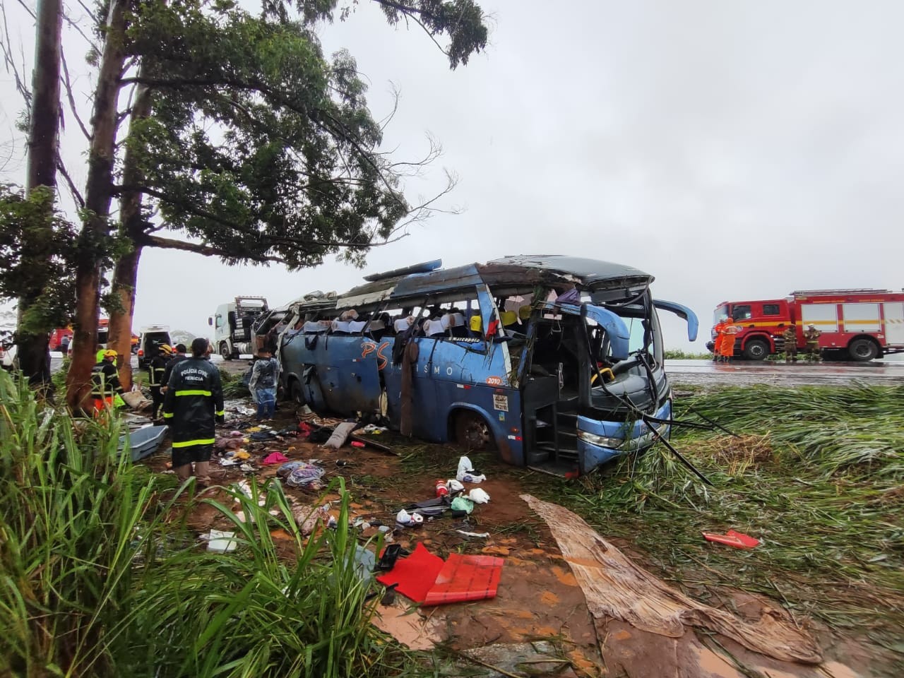 Ônibus que tombou em MG e matou passageiros substituiu veículo que apresentou falha durante a viagem