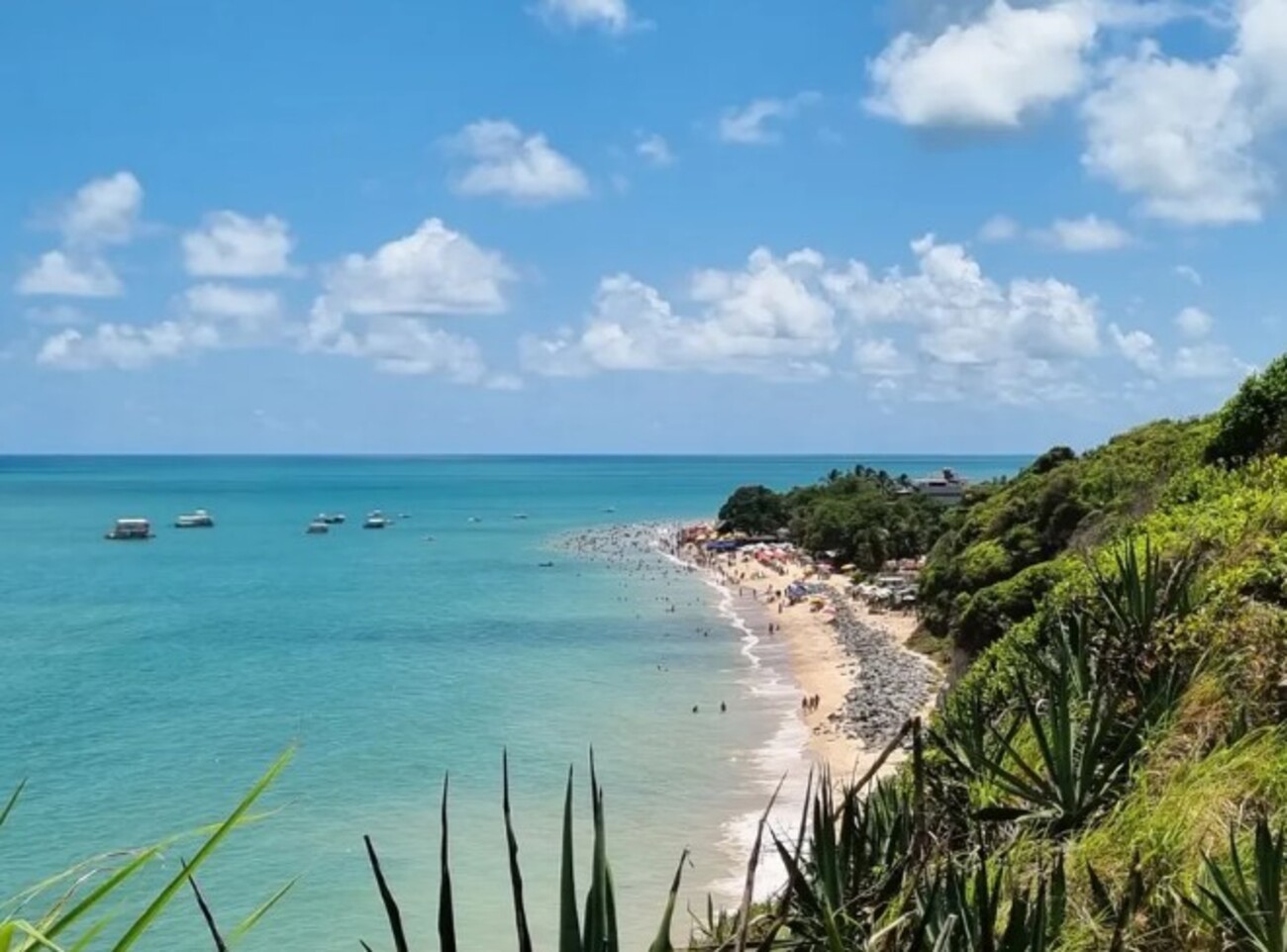 Idoso é resgatado em estado grave após entrar no mar da Praia do Seixas, em João Pessoa