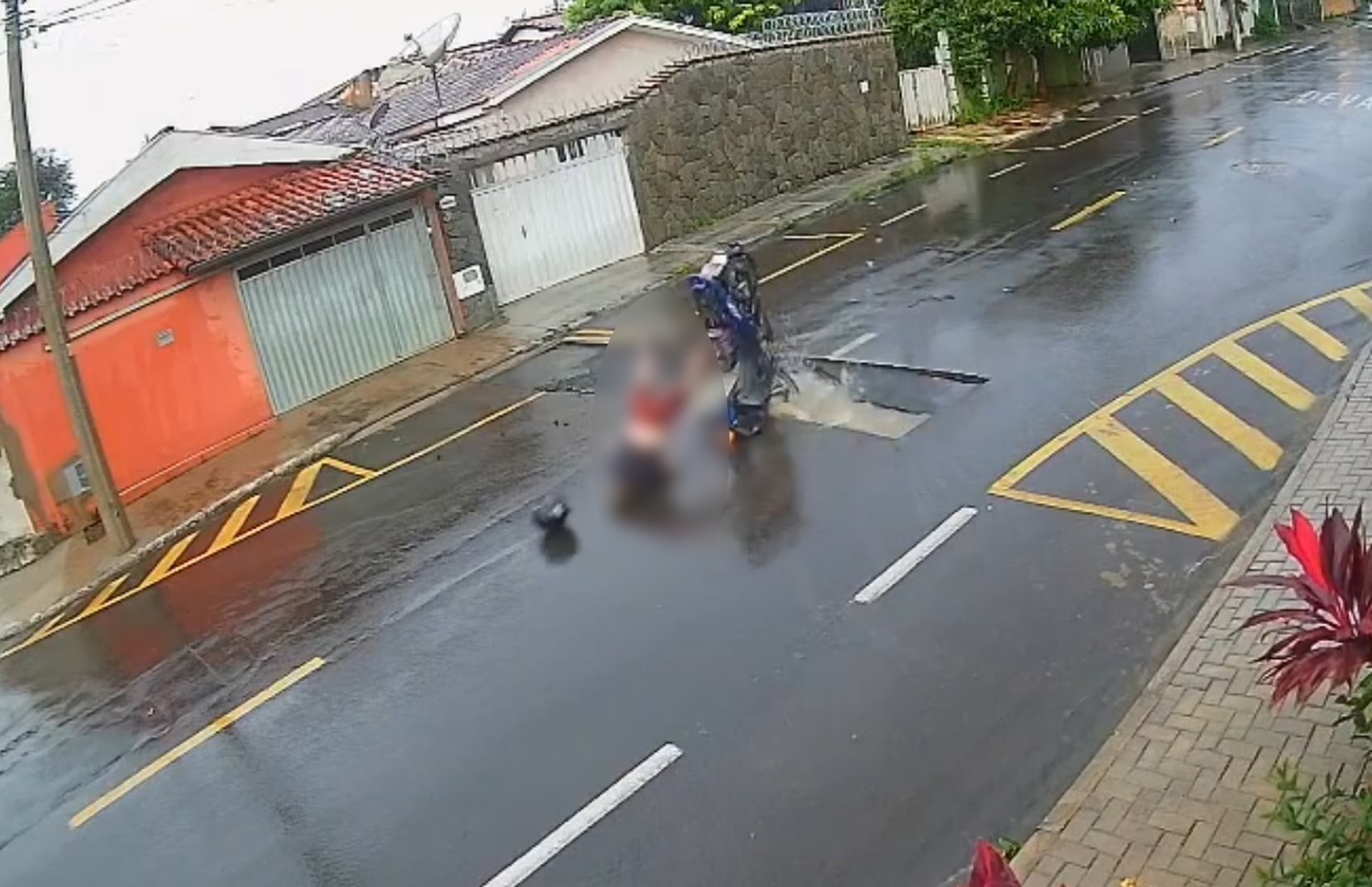 Motociclista fica ferido após cair em buraco aberto pela Sabesp em Franca, SP; vídeo