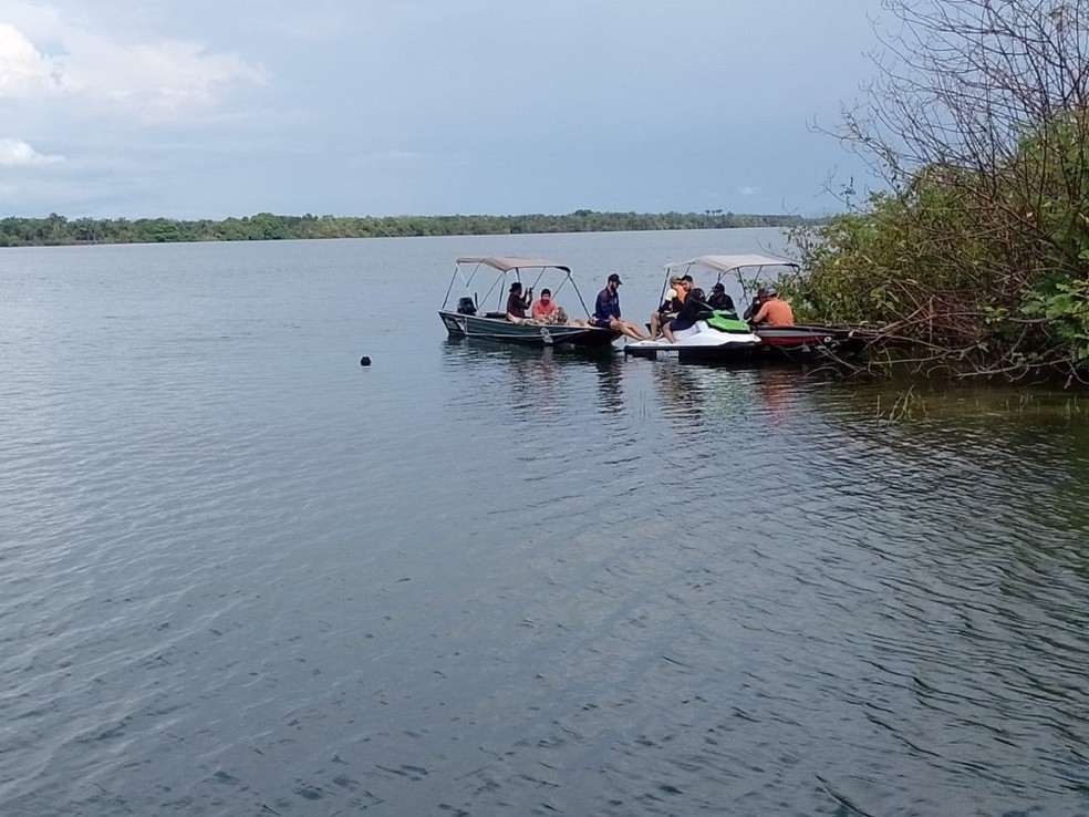 Bombeiros, mergulhadores e amigos fazem buscas pelos pescadores que caíram no rio Tocantins após queda de raio — Foto: Márcio Novais/TV Anhanguera