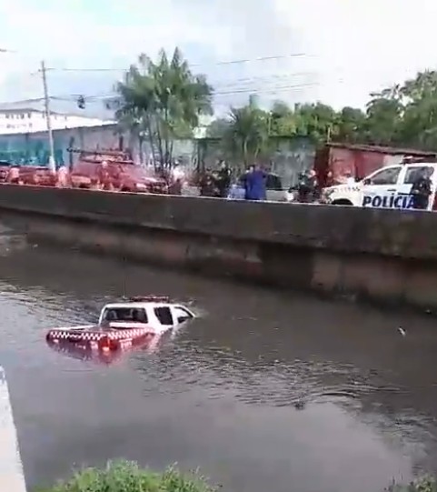 Viatura da PM colide com caminhão de lixo e cai dentro de canal em Ananindeua, no Pará