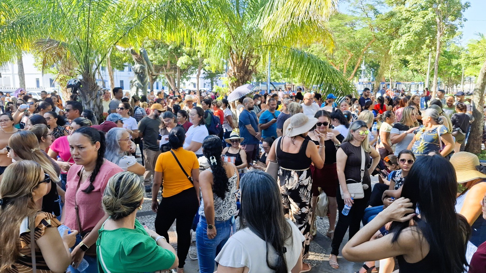 Servidores de escolas municipais entram em greve por reajuste nas gratificações em Rio Branco