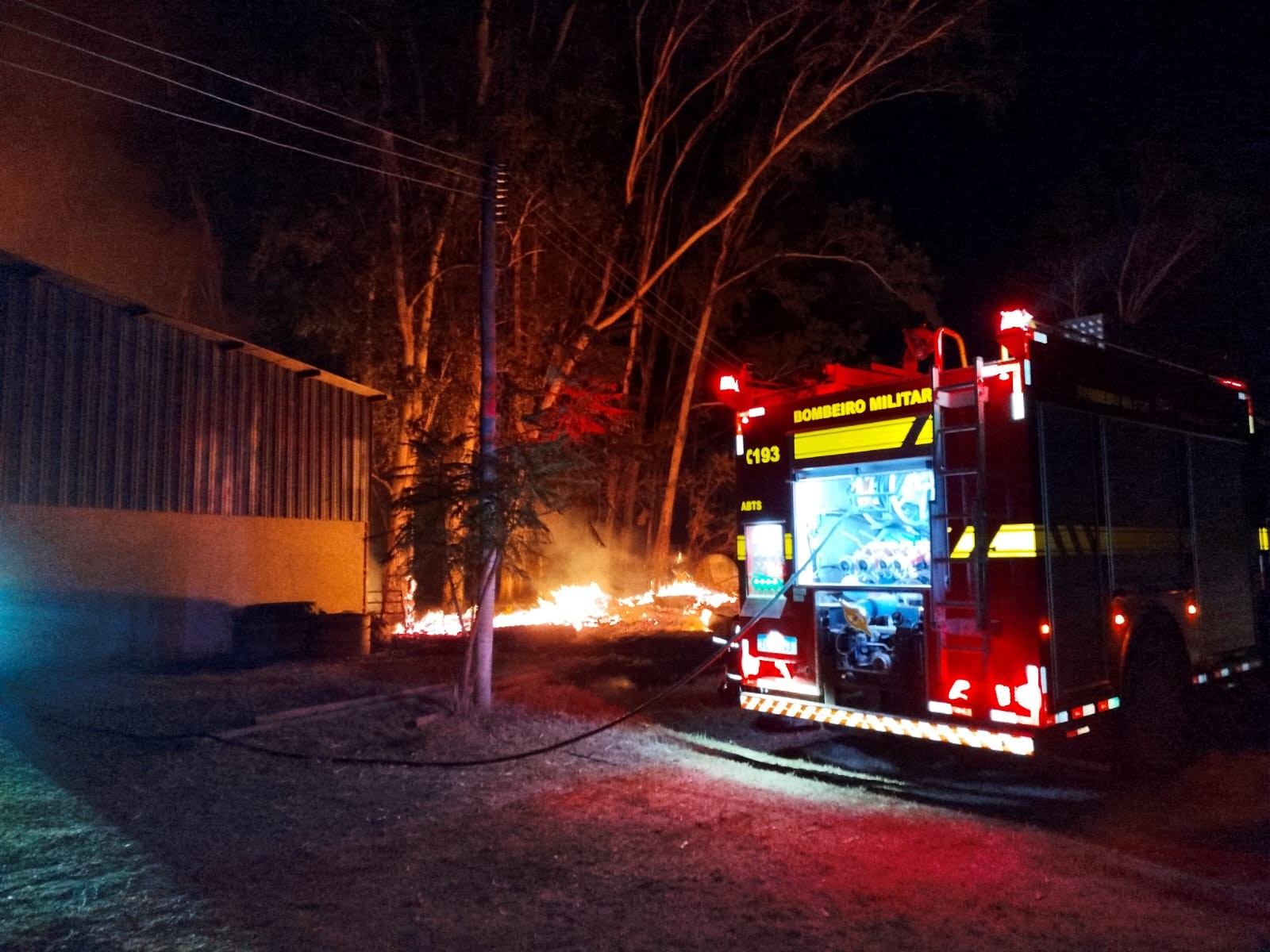 Curto-circuito causa incêndio em galpão na zona rural de Unaí