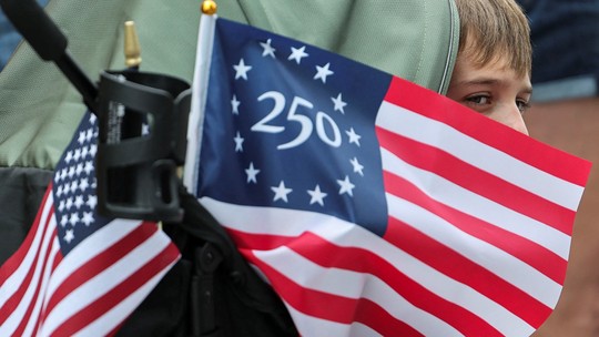 Trump participa de desfile militar no dia de seu 79º aniversário e em meio a protestos em todo o país