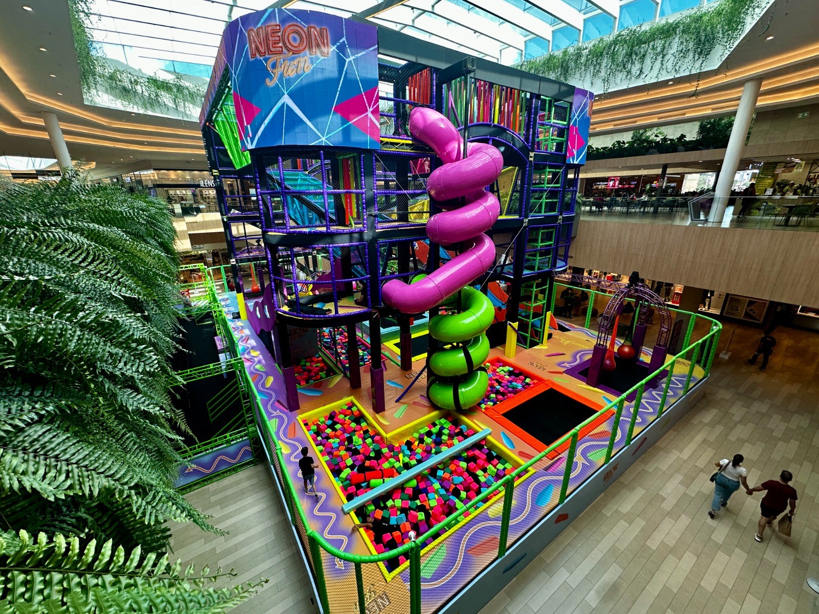 Maior instalação já realizada e sucesso de público, Arena Neon Fun