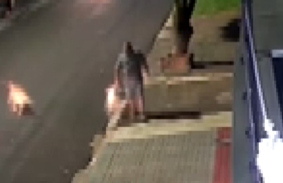 Ataque aconteceu em Cambé enquanto vítima caminhava pela calçada. — Foto: Reprodução