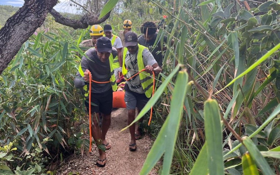 Resgate de turista que morreu após escorregar e se afogar em cachoeira na Chapada dos Veadeiros  — Foto: Divulgação/Corpo de Bombeiros