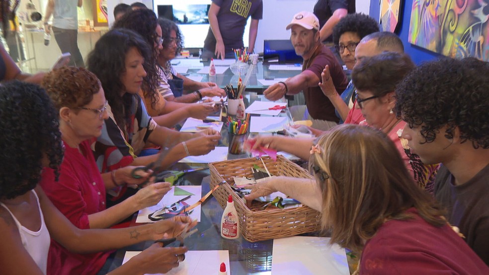Cerca de 32 artesãos participam de processo seletivo para fazer parte da equipe que vai confeccionar o Galo da Madrugada — Foto: Reprodução/TV Globo