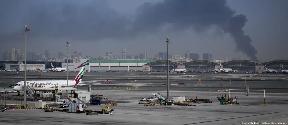 Aeroporto Internacional de Dubai suspendeu os voos após ataques de retaliação do Irã — Foto: Altaf Qadri/AP Photo/picture alliance via DW