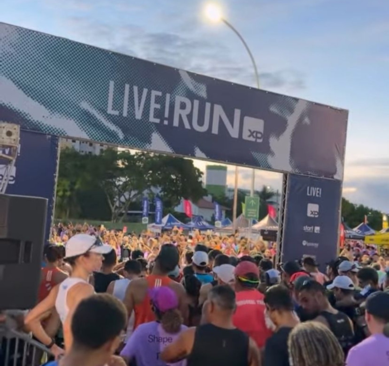 Motociclista invade percurso de corrida, atropela corredora e é preso em Fortaleza