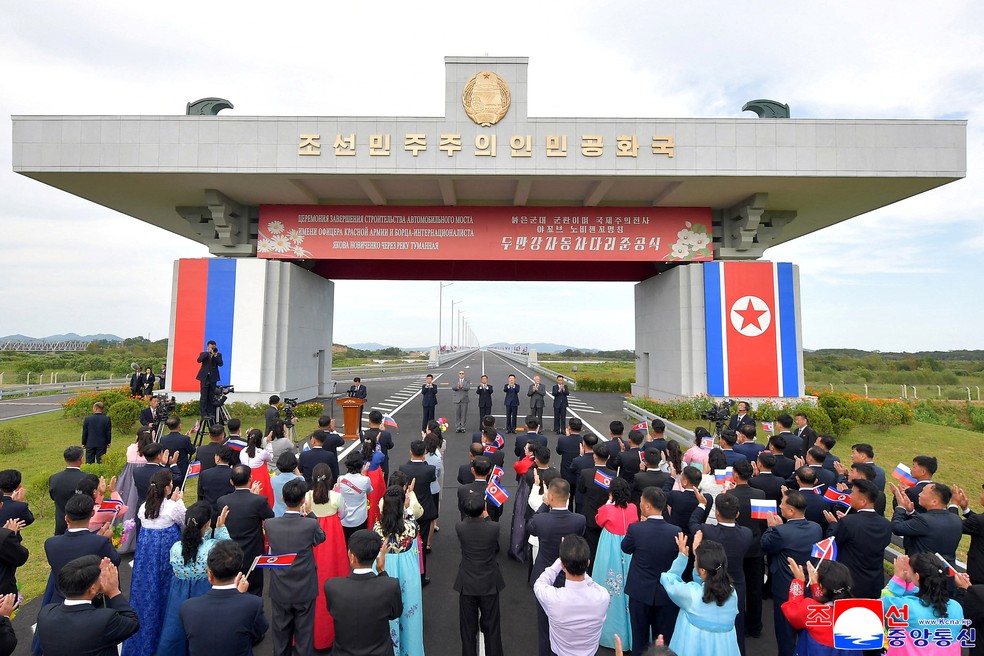 Pessoas aplaudem abertura de estrada ligando a Rússia à Coreia do Norte, em 7 de setembro de 2026. — Foto: KCNA via Reuters